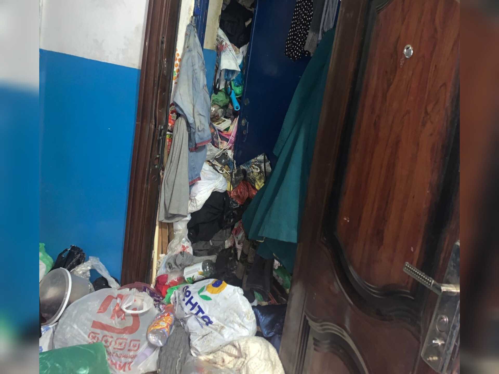В Шахтах хозяйка квартиры превратила жилье в помойку