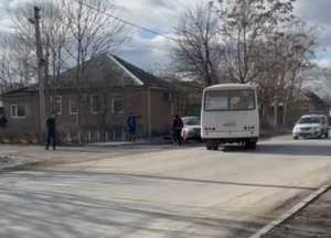 В Шахтах пассажирский автобус протаранил легковушку: видео