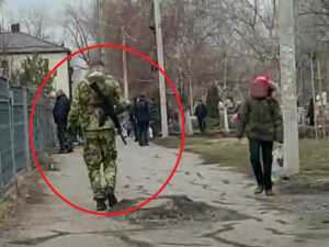 Мужчина с автоматом возле школы Шахт шокировал прохожих: видео