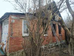 В пожаре в частном доме в Шахтах погибла 36-летняя женщина