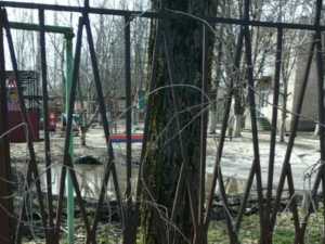 В Шахтах территорию детского сада затапливает канализация
