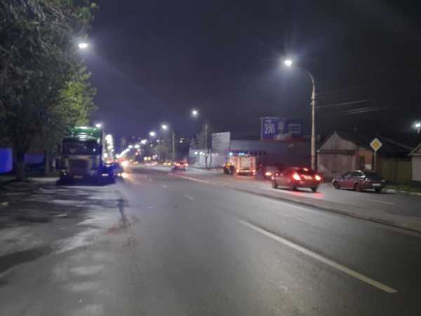 В Шахтах «двенадцатая» протаранила припаркованный грузовик: видео