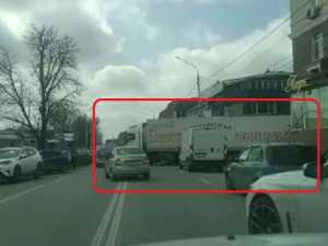 В Шахтах фура перекрыла полосу проспекта Победы Революции: видео