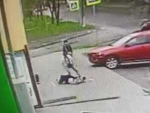 Россиянку облапал незнакомый мужчина средь бела дня прямо на улице: видео