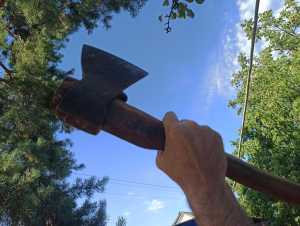 В Ростовской области прохожий с топором напал на человека возле кадетского корпуса