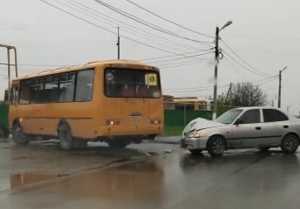 В Каменоломни 77-летний водитель школьного автобуса попал в ДТП, не уступив дорогу: видео