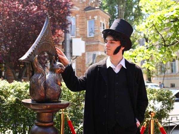 В донской столице появилась новая скульптура «Белка» по мотивам сказки Пушкина