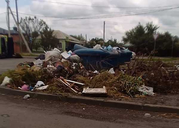 Жители Красинской улицы города Шахты жалуются на горы мусора