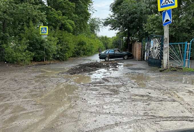 На разрытую дорогу у детсада жалуются жители Новошахтинска