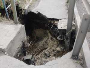 В Шахтах обрушилась пешеходная дорожка через реку Грушевку