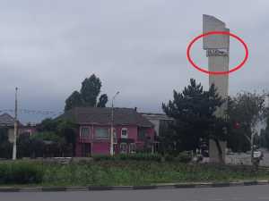 Шахтинцы пожаловались на неопрятный вид стелы в центре города