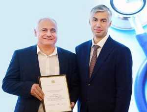 Алексей Логвиненко наградил лучших медиков в преддверии их профессионального праздника