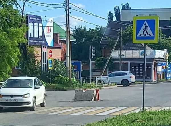 В Шахтах «Газель» провалилась в люк в центре города