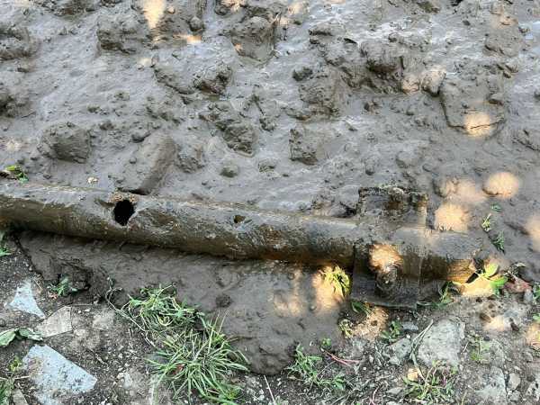 В Шахтах заменили ветхую трубу, из-за которой полгода затапливало дома в Новом переулке: видео