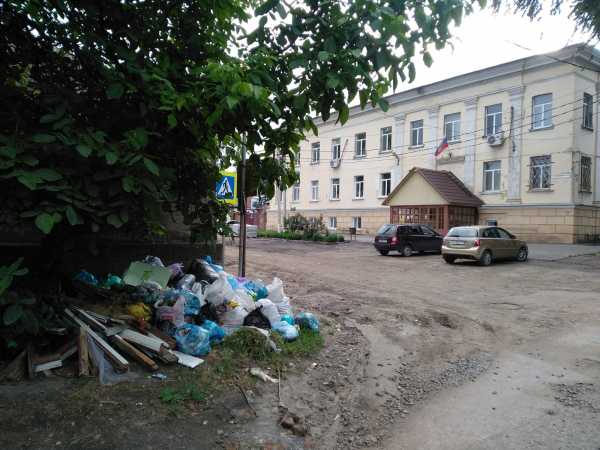 Улица Пролетарская в Шахтах утопает в мусоре