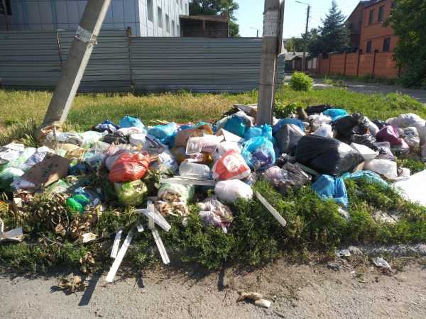 «Грязная уборка»: шахтинцы жалуются на неаккуратный вывоз мусора на Пролетарской