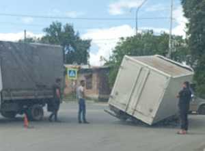 В Шахтах «Газель» провалилась в люк в центре города