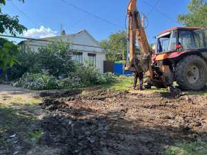 В Шахтах заменили ветхую трубу, из-за которой полгода затапливало дома в Новом переулке: видео