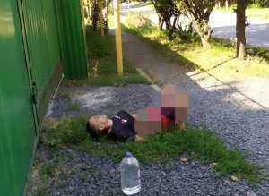 В Шахтах среди бела дня мужчина порезал ножом знакомого