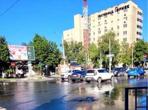 В центре города Шахты из-под нового асфальта забил коммунальный фонтан: видео