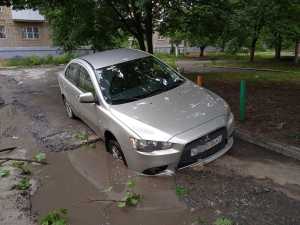 Еще один автомобиль угодил в дорожную яму на Текстильной в Шахтах