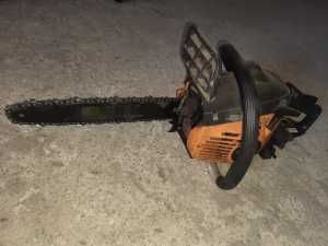 В Шахтах местный житель украл бензопилу у соседа