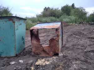 Шахтинцы жалуются на дырявые ржавые баки для мусора