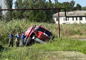 В Шахтах пожарная машина застряла в болоте, спеша на ЧП