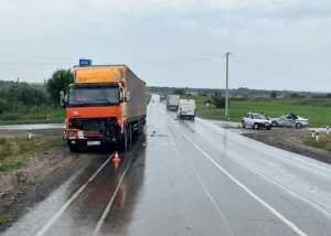 На трассе под Шахтами произошло тройное ДТП с большегрузом, «Маздой» и «Рено»