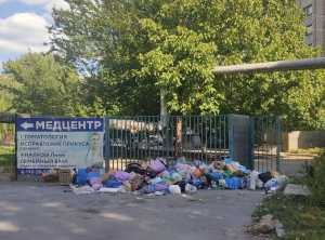 Свалка мусора образовалась у ворот на улице Шевченко в Шахтах