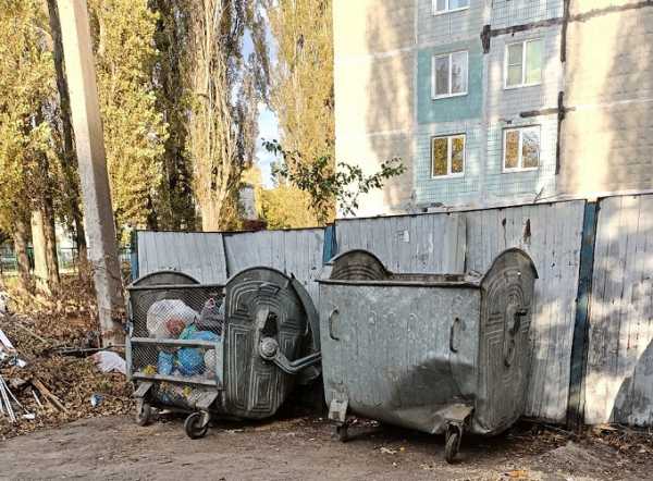 Шахтинцы из поселка Майского жалуются на мусорную свалку и разбитые контейнеры