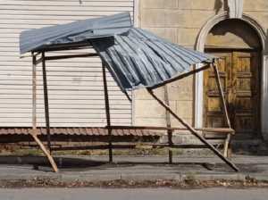 В Шахтах жители улицы Энергетики остались без навеса на остановке