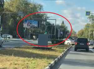 Штормовой ветер сорвал баннер на аллее Олимпийских чемпионов в Шахтах