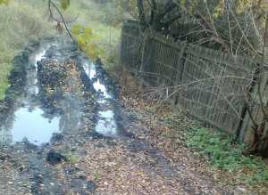 Жители Новошахтинска не могут проехать по улице Балочной из-за размытой дороги