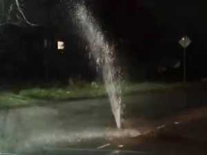 В Шахтах из-под земли забил коммунальный фонтан на улице Красинской: видео