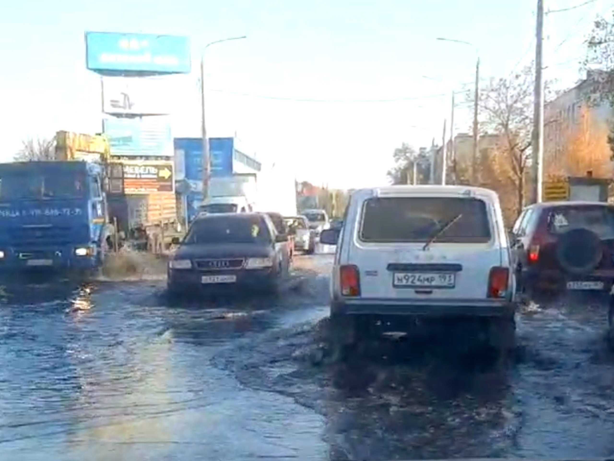 В Шахтах забил коммунальный фонтан на проспекте Карла Маркса, топит улицу  Шишкина: видео » DonDay - новости Шахты. Происшествия, события, новости  бизнеса, политики, культуры и спорта.