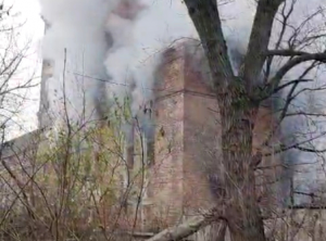 В Шахтах сгорело здание бывшего пивзавода на Сквозном: видео