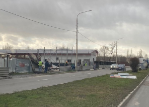 В Шахтах ураганный ветер повалил забор у стадиона и сорвал щиты на проспекте Василия Алексеева