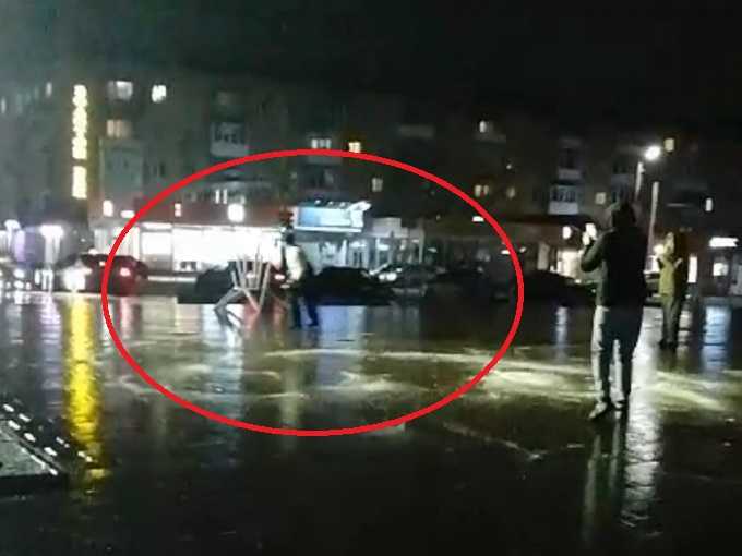 Хоккеист с клюшкой прокатился на коньках на Площади Солдата в Шахтах ...