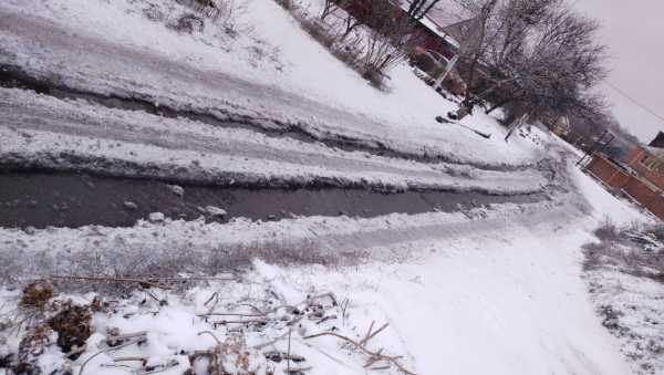 «Скорая не проедет!»: Улица 26 июня в Шахтах обледенела из-за порыва воды
