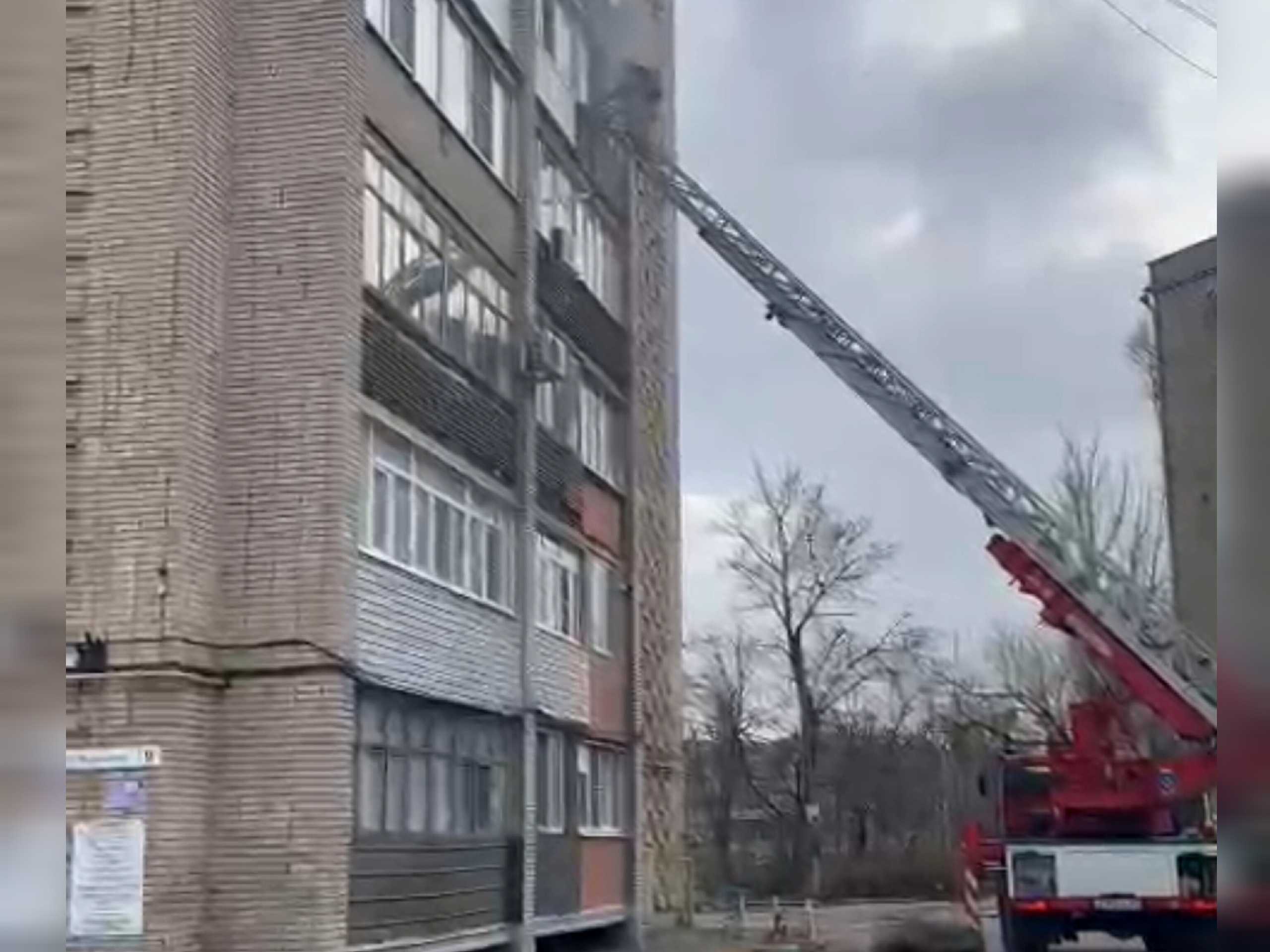 В Шахтах горела квартира в многоэтажке в поселке ХБК: видео » DonDay -  новости Шахты. Происшествия, события, новости бизнеса, политики, культуры и  спорта.