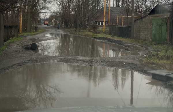 Лунная поверхность: ямы на улице Социалистической в Шахтах не дают проехать