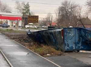 Шахтинцы жалуются на поломанное ограждение и изношенность контейнеров на улице Театральной