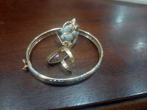 У шахтинки после прихода гостя исчезли золотые украшения