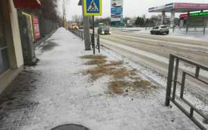 В Шахтах с гололедом борются всего 4 машины, посыпающие песок и около 80 дворников