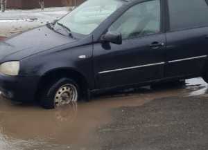 В Шахтах несколько машин остались без колес, угодив в острую яму на Дачной: видео
