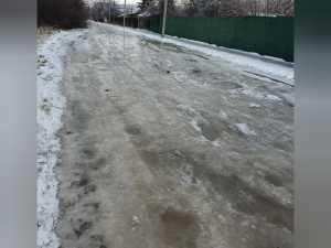 Шахтинцы жалуются на текущую канализацию по улице Таловской: видео