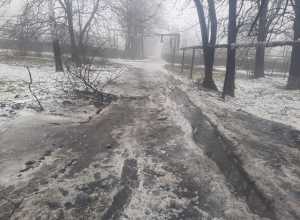 В Новошахтинске яма мешает подъехать к детскому саду