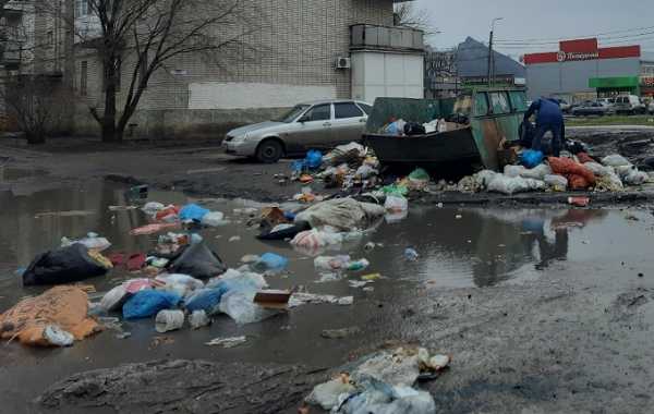 В Шахтах мусорная свалка мешает проезду по улице Хабарова