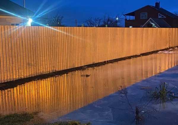 Детская площадка на Новостройке в Шахтах превратилась в каток из-за порыва трубы